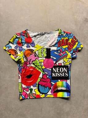 Neon Kisses Pop Art Graffiti Graphic Print Short Sleeve Crop Top Shirt